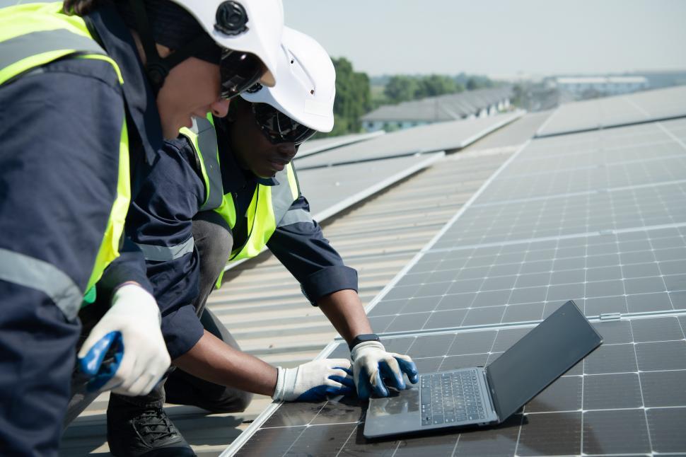 Rooftop-solar-engineers-monitoring-performance